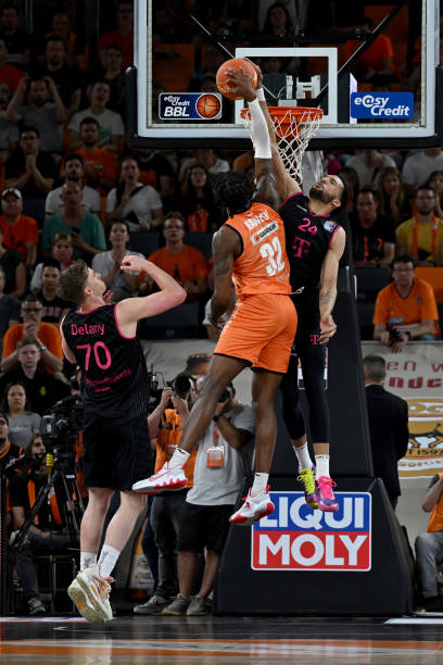 兰后防线的 兰后防线的